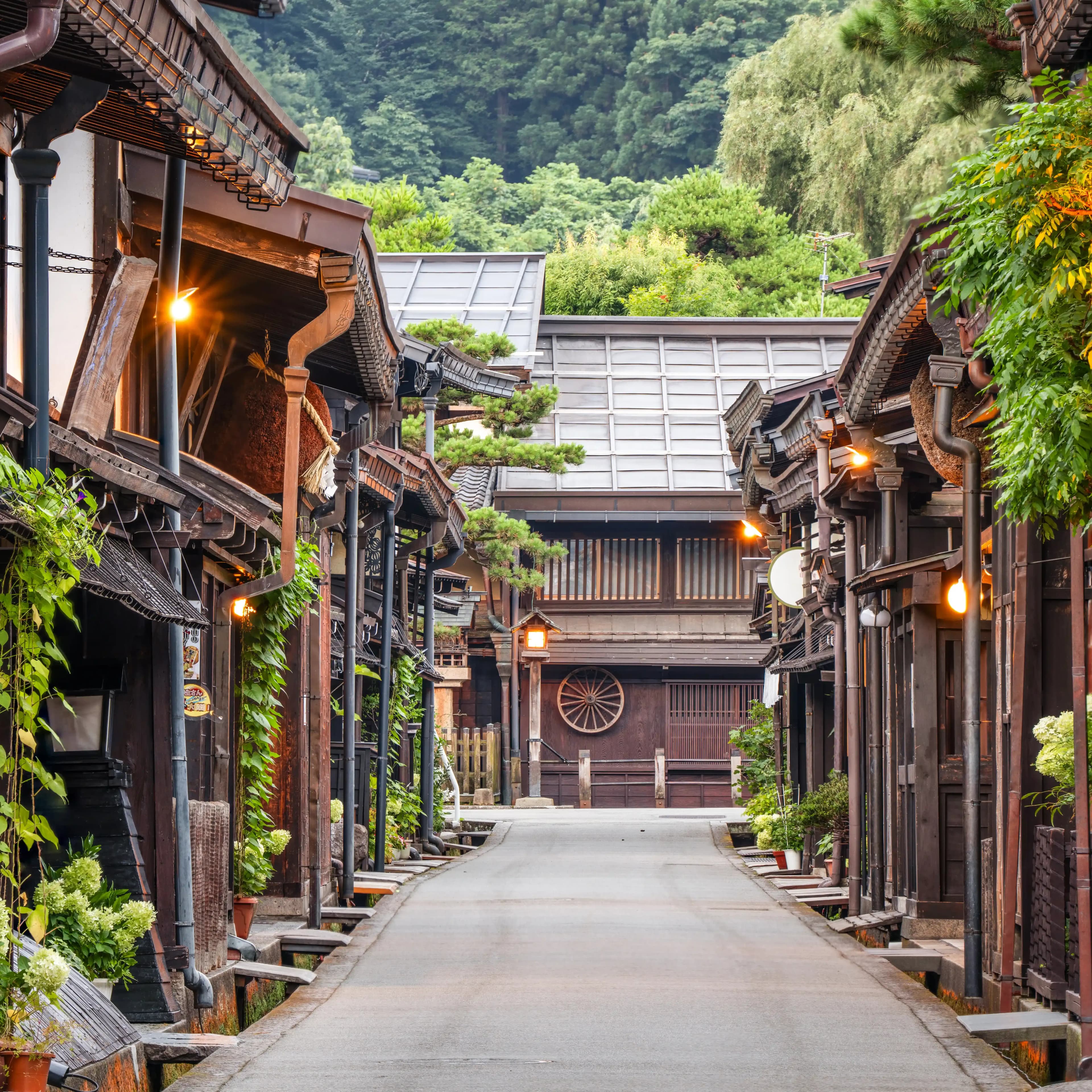 https://d2tn948tl1d9xy.cloudfront.net/takayama-japan-at-the-historic-sannomachi-street-2024-09-06-02-32-16-utc.webp